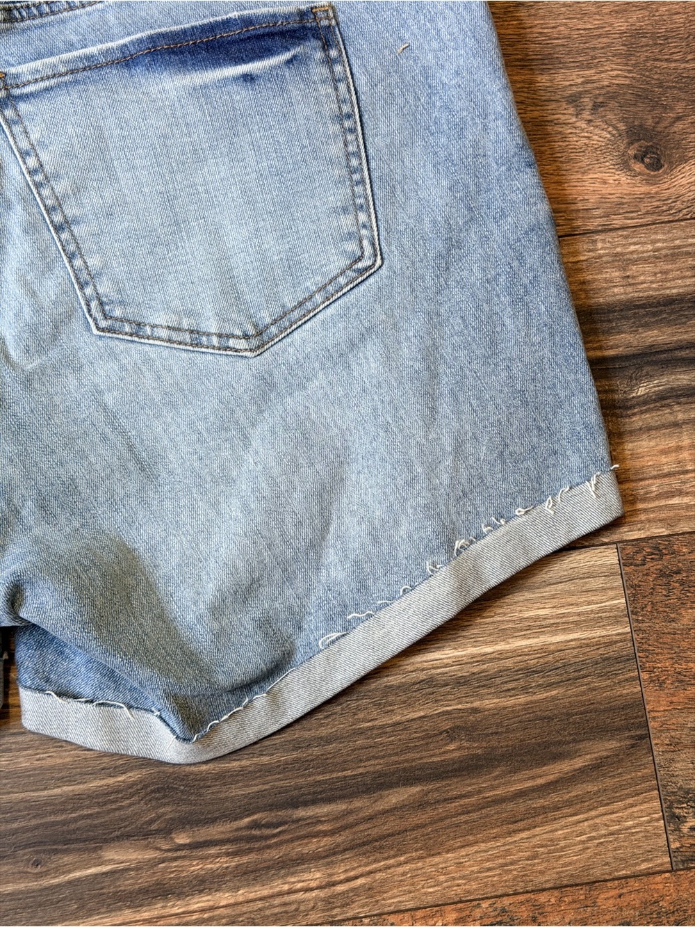 KUT from the Kloth Katy Boyfriend Denim Shorts in a light wash size 14W - Picture 8 of 16